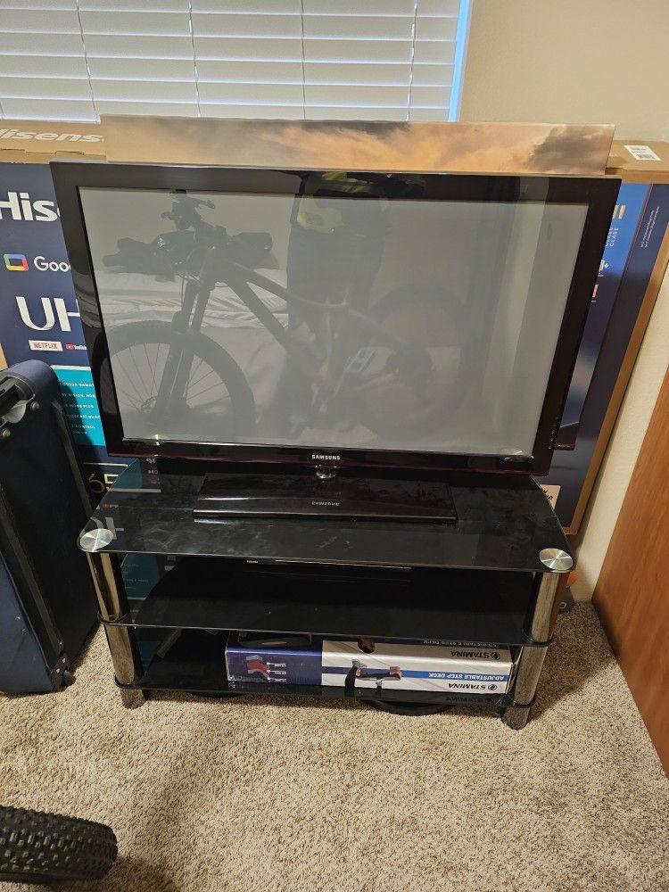 32inch TV With Glass Stand