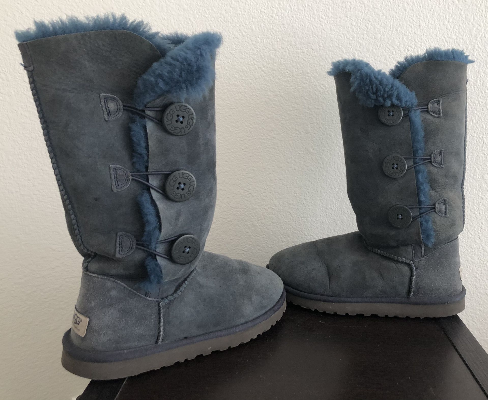 Women’s Bailey Three Button Ugg Boots Size 7