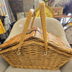 Wicker Picnic Basket. PLEASE READ DESCRIPTION