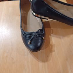 NEW  APT 9.   WOMENS  NEW PATENT  LEATHER SHOES BLACK,.  SILVER TIP  SHOE BOW,. SILVER TRIM HEELS. SIZE 6W $20. Now $15.