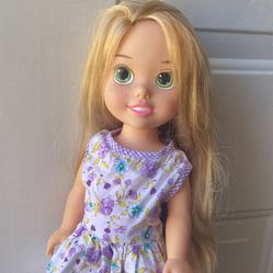 Disney TANGLED Princess RAPUNZEL Doll with Beautiful Long Hair - no tiene su vestido original