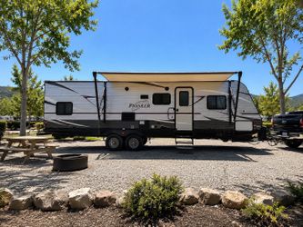 33ft PIONEER 2 bedroom 1 SlideOut