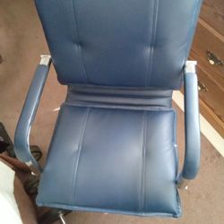 BLUE OFFICE CHAIR