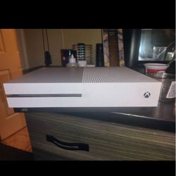 Xbox One With Three Controllers And 5 Free Games