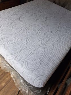 Queen size Serta iComfort Genius Everfeel memory foam mattress and box springs