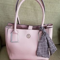 Small Ann Klein Pockebook With Detachable Shouler Straps