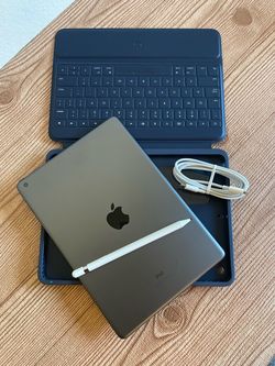 Apple iPad 8th Generation 32GB (Latest iOS 26) Logitech Keyboard case , Pencil & charger