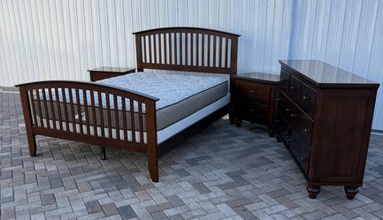 Beautiful Queen size bedroom set, mattress and boxspring included for free. Delivery available