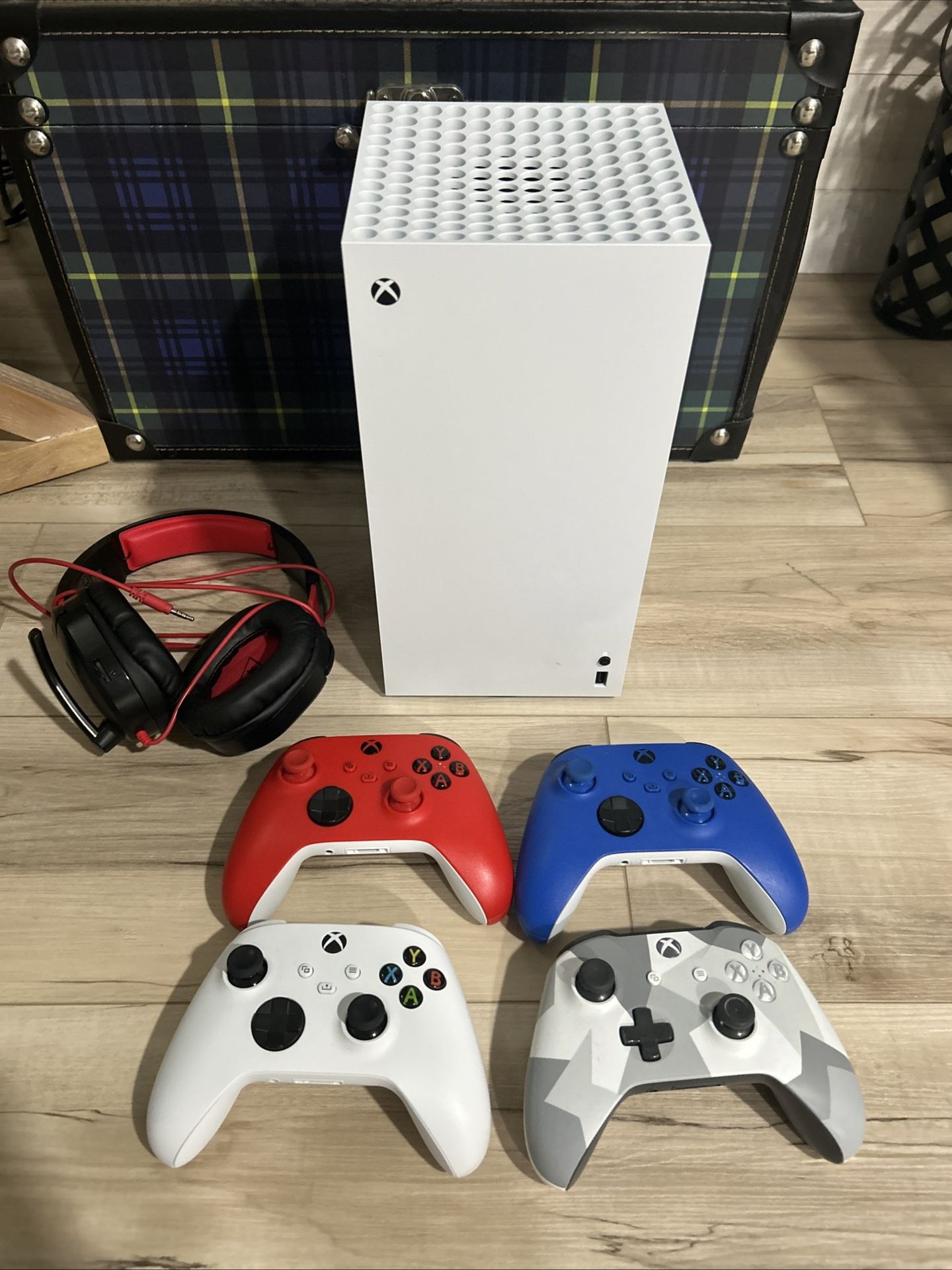 Digital Xbox series X with 4 controllers and headset