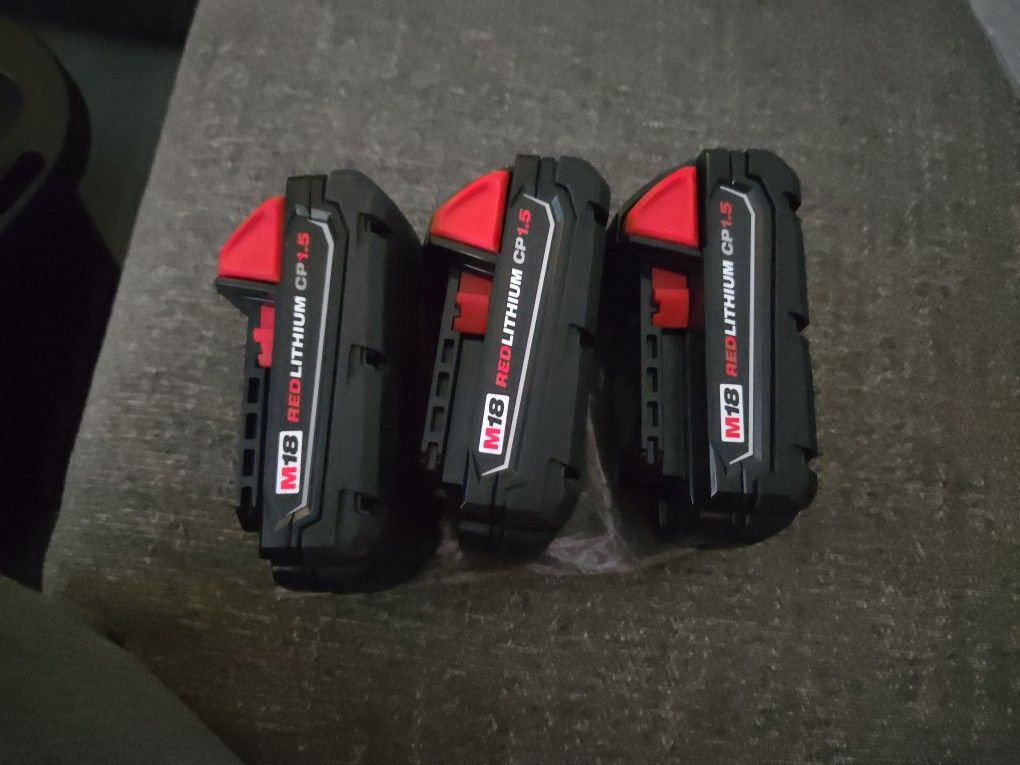 MILWAUKEE M18 3 BATTERIES 1.5AH NEW 