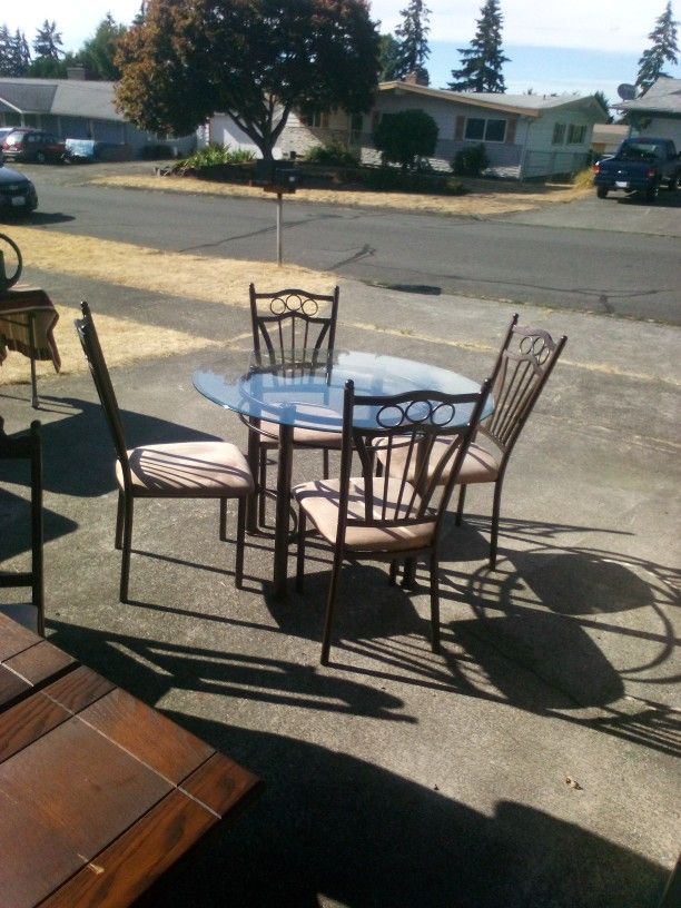 DELIVERY Round Glass Table - 4 Chairs