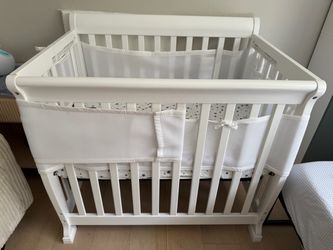 White Wood Baby Crib with Mesh Bumper