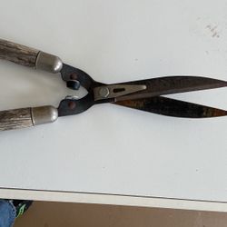 Manual hedge clipper, old.