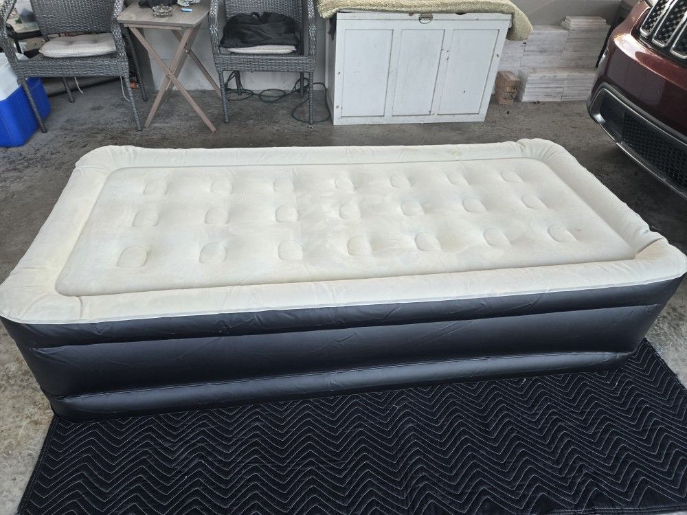 AIREXPECT TWIN SIZE AIR MATTRESS WITH BUILT IN PUMP