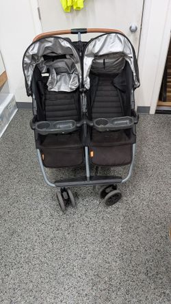 ZOE TWIN STROLLER. MISSING STRAPS. AS IS. ONLY $60