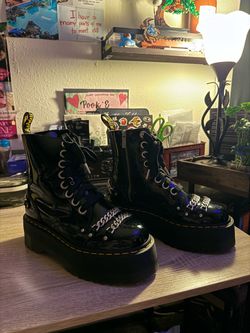 Dr. Martens Women's Black Boots - size 9