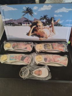 Marilyn Monroe knife set with tin case