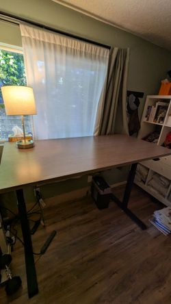 Adjustable desk/table