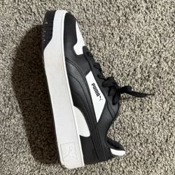 WOMENS SIZE 9 PLATFORM PUMAS $10