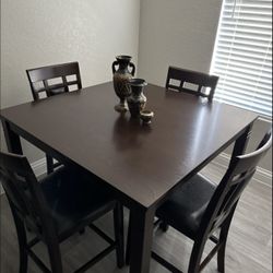 Table and chairs set