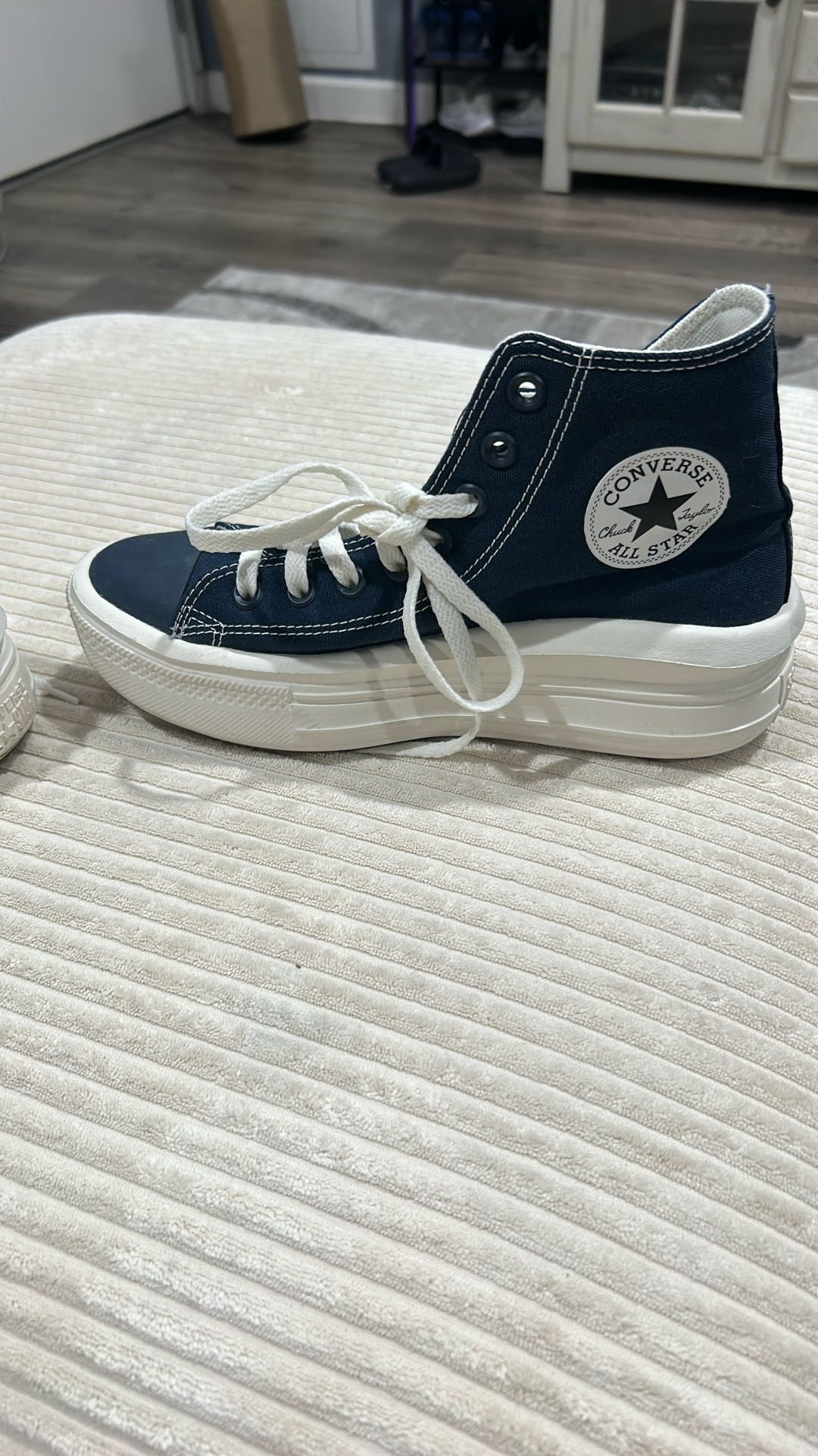 Woman’s Converse 8.5