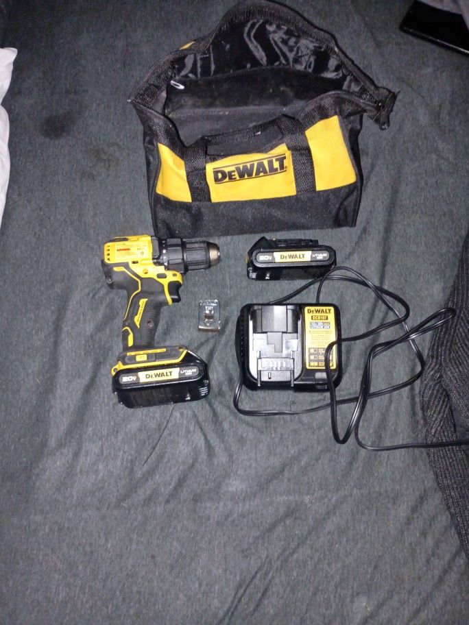 DeWalt 20v Drill Driver W 2 Batteries And Charger