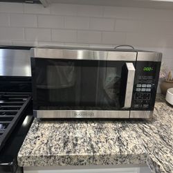 BLACK+DECKER 0.9 cu ft Microwave Oven in Stainless Steel