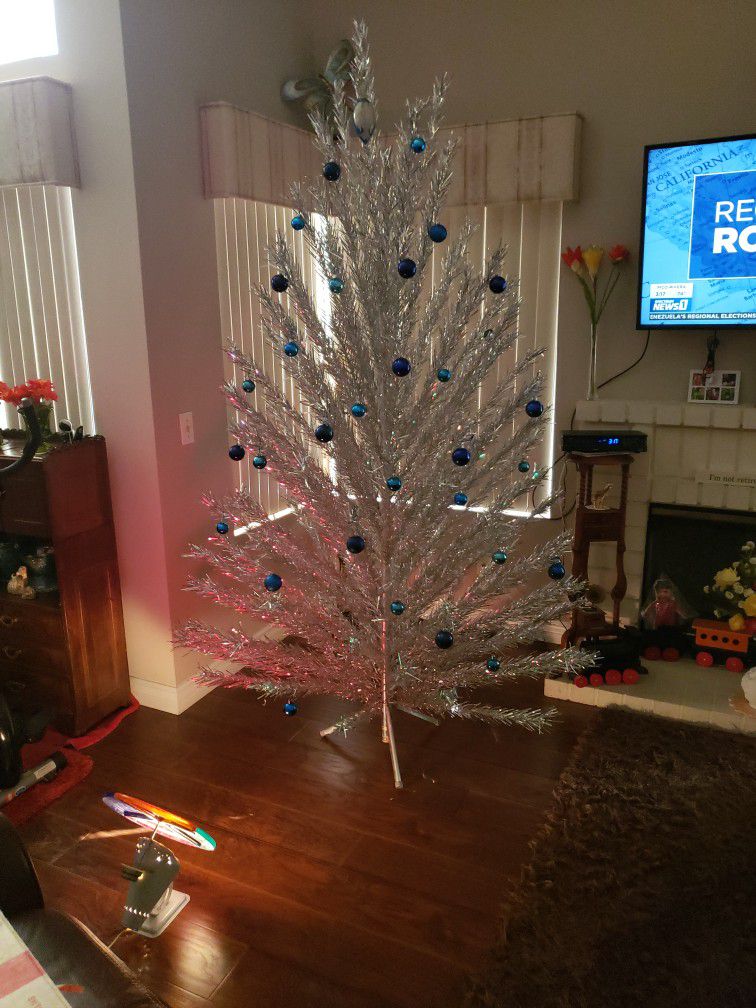 Stainless Aluminum 8 ft. Christmas Tree & Light!