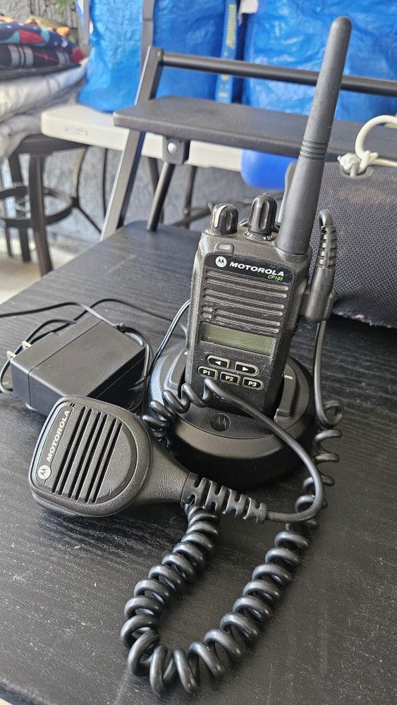 motorola cp185 (radio, walkie-talkie 4 mile range)(charging base and hand control extra) i have 2 more