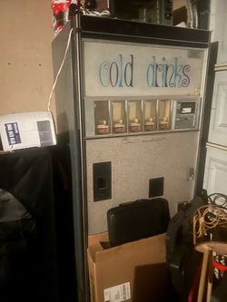 Cold drink vending machine