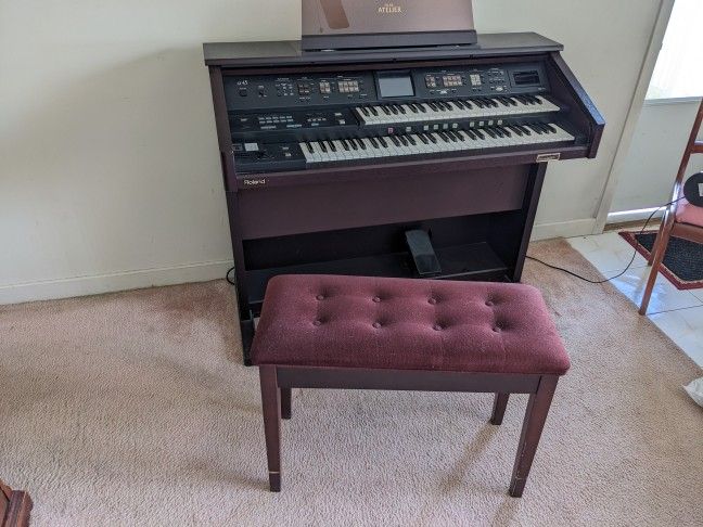 Organ Roland AT45 + Seat-- mint condition