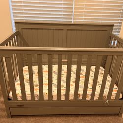 Adjustable Baby Crib With Drawer Set Underneath 