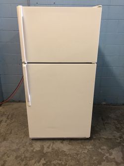 21 Cubic Foot Refrigerator W/Ice Maker