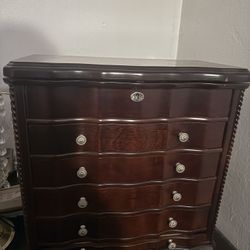 Armoir chest