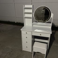 exquisite vanity table With LED Light Mirror