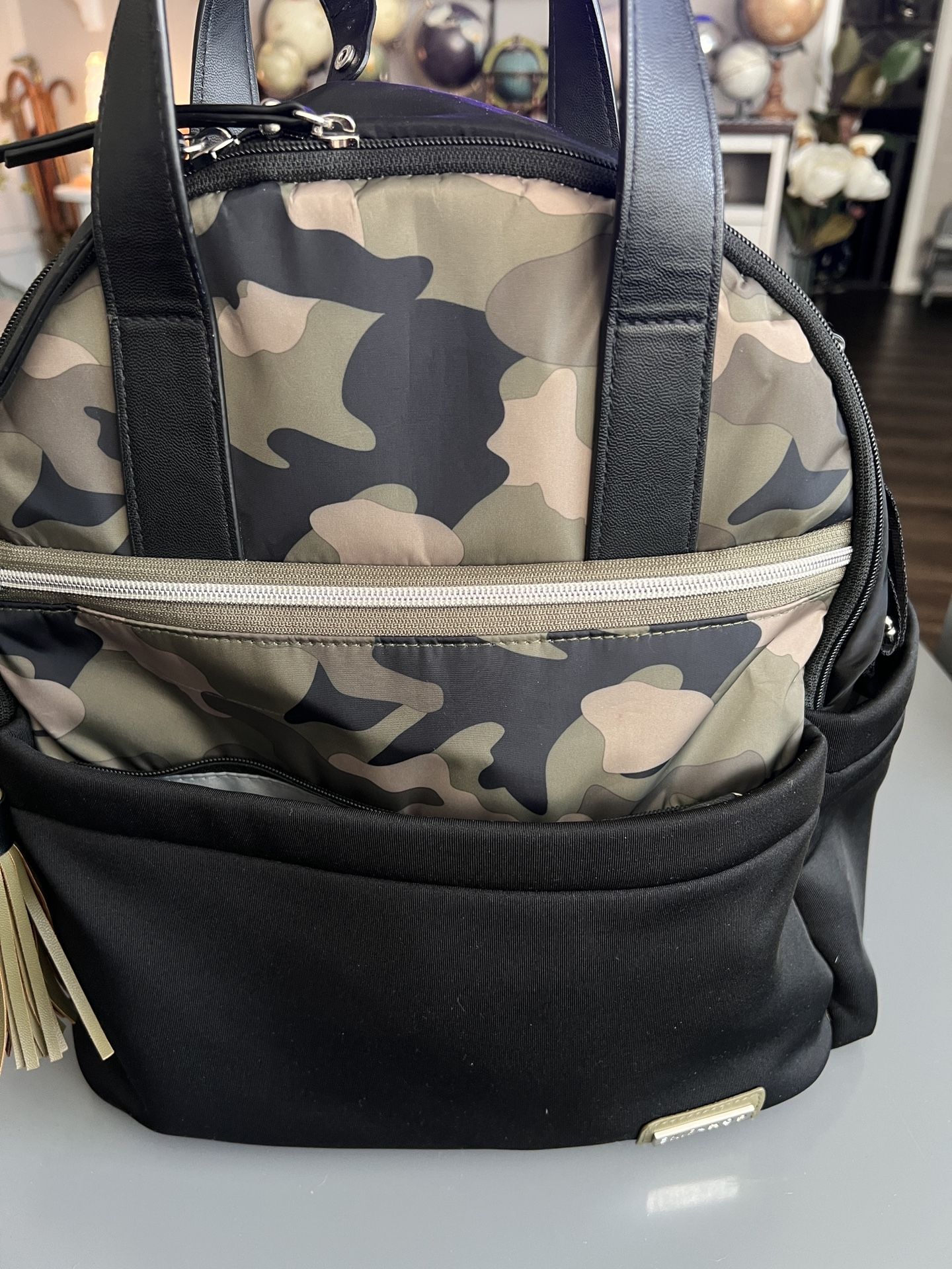 Skip Hop, Black And Camo Diaper Bag In Excellent Condition