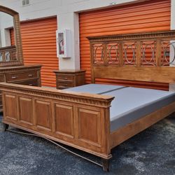 Kng Sz Bd St With Base Good Condition 