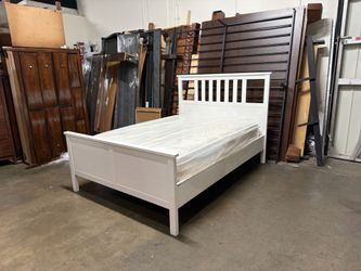 Queen bed $260