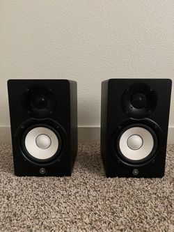 Yamaha HS5 studio monitors