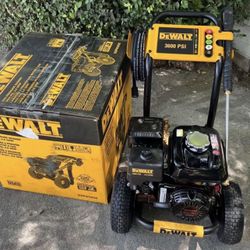 DEWALT 3600 PSI 2.5 GPM Gas Cold Water Professional Pressure Washer with HONDA GX200 Engine