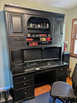 Large Stanley Furniture Executive Desk & Hutch – Made in the USA - Solid / Built-in Power & Lighting
High-end, heavy-duty Stanley Furniture executive