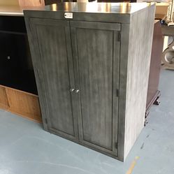 Cabinet/Armoire 