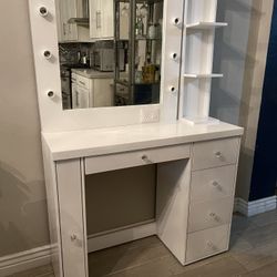 Vanity Desk With Mirror