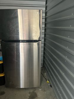LG Stainless Steel Top-Freezer Refrigerator