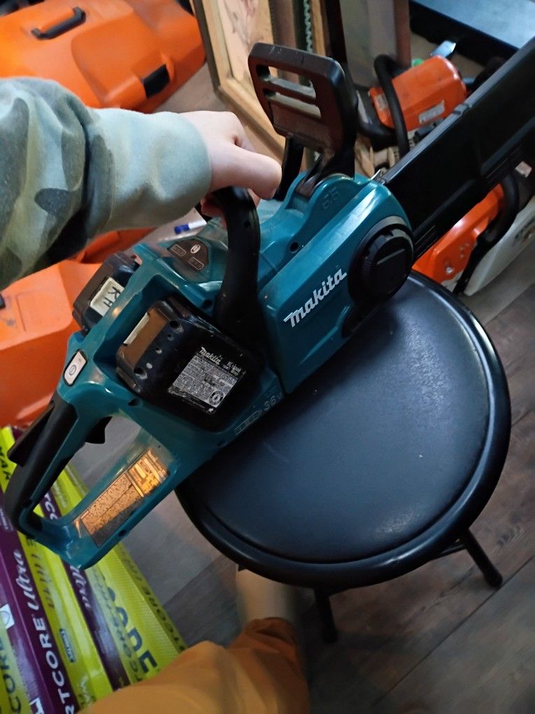 Makita Double Battery Powered Chainsaw