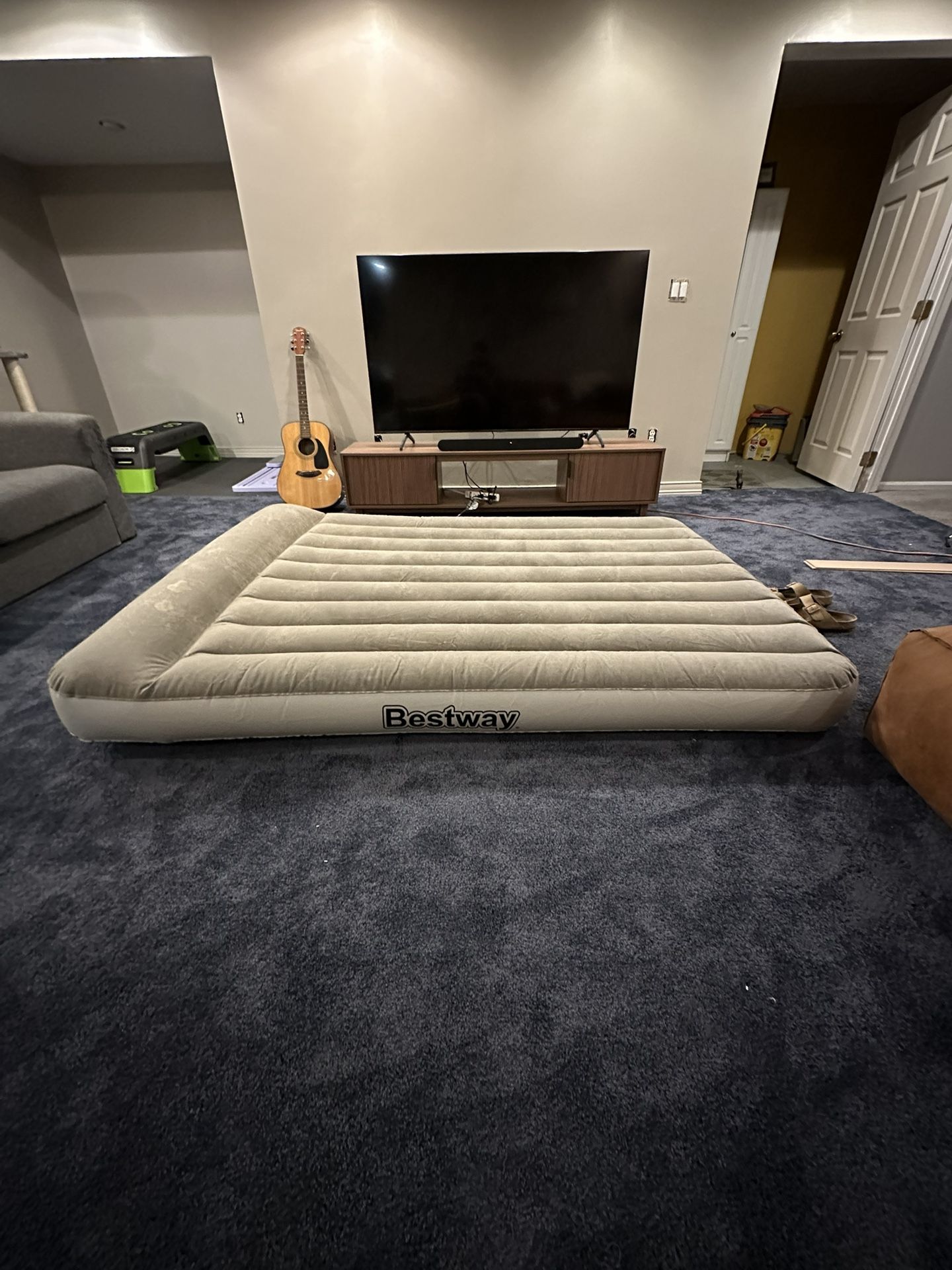 Air Mattress - Internal Pump - Queen