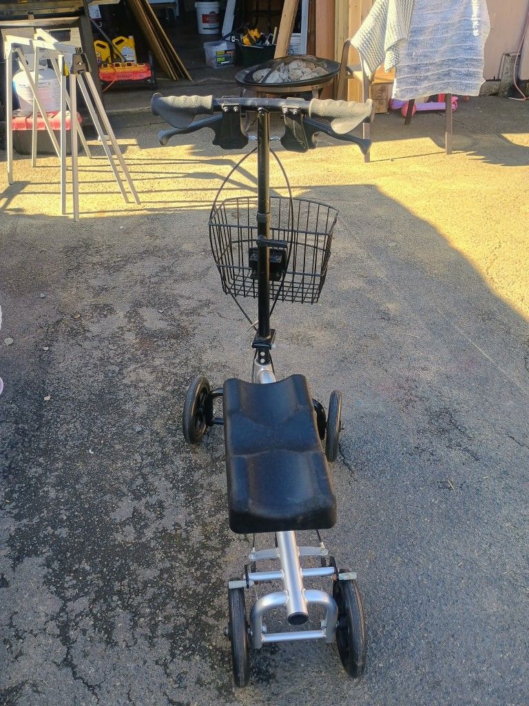 NOVA KNEE WALKER