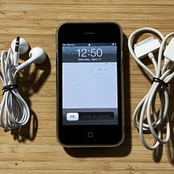 iPod A1241 With Charger And Headphones