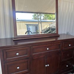 Dresser With Mirror 