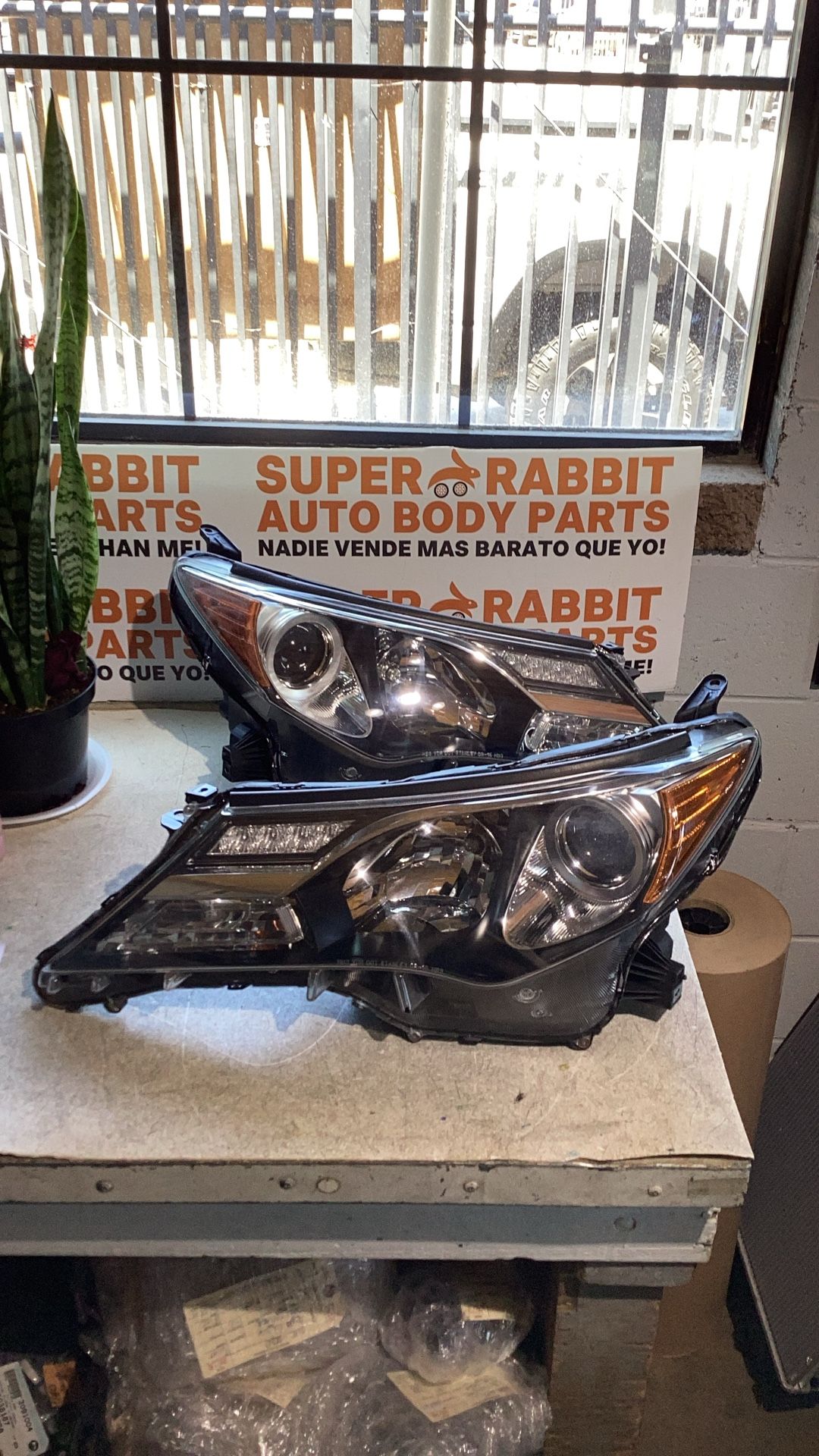 2013 RAV4 Headlight Pair Driver Passenger Halogen Original 2015